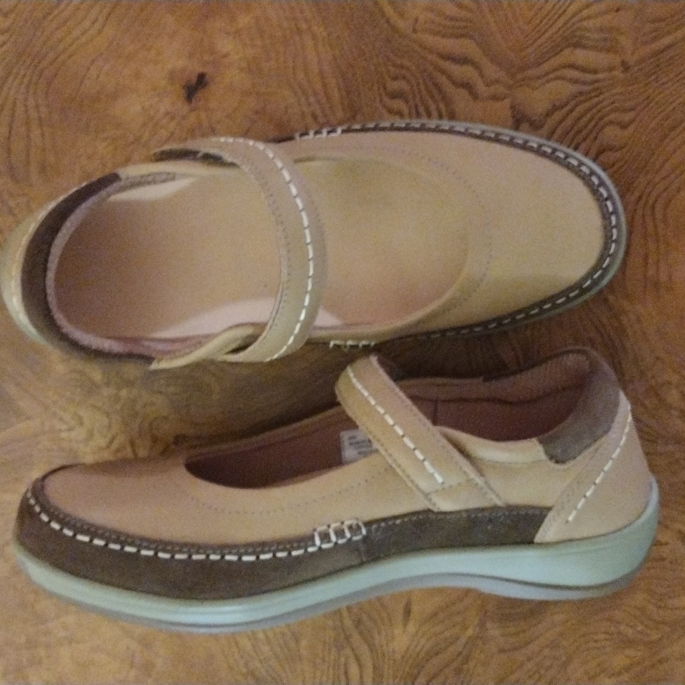 Shoes - Picture 3 of 4